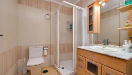 Apartamento de dos dormitorios, piscina y garaje en Torrevieja image 5