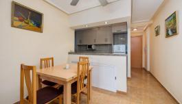 Apartamento de dos dormitorios, piscina y garaje en Torrevieja image 1