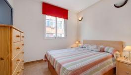 Apartamento de dos dormitorios, piscina y garaje en Torrevieja image 4
