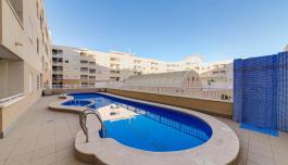 Apartamento de dos dormitorios, piscina y garaje en Torrevieja image 3