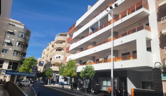 Moderno apartamento muy espacioso, en esquina, 3 dormitorios, 3 baños, parking, piscina, a 5 minutos a pie de la Playa del Cura image 0