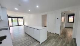 Moderno apartamento muy espacioso, en esquina, 3 dormitorios, 3 baños, parking, piscina, a 5 minutos a pie de la Playa del Cura image 5