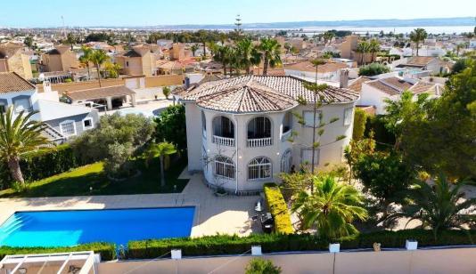 Torrevieja real estate, Villa for sale. La Siesta area, 5 bedrooms, 220 m² image 0