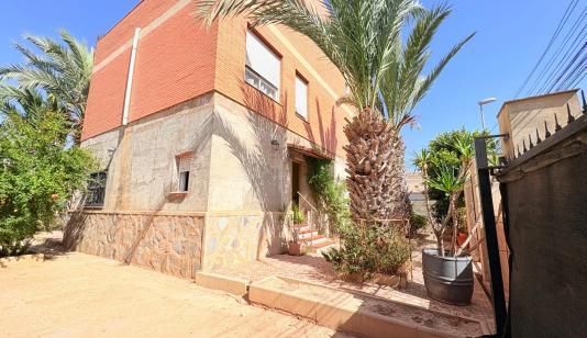 Недвижимость в Торревьеха. Район Nueva Torrevieja, 5 спален, 230 m² image 0