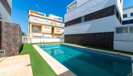 Town house for sale in Guardamar del Segura, Spain. Pueblo area, 3 bedrooms, 138 m² image 2
