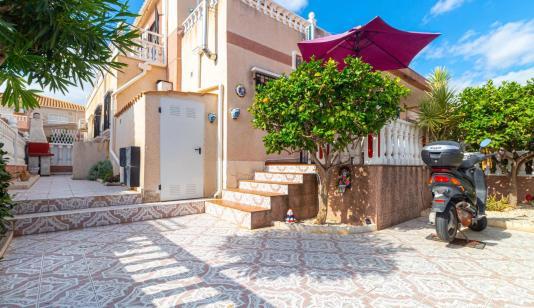 Bungalow for sale in Orihuela Costa, Spain. Cabo Roig area, 3 bedrooms, 86 m² image 0