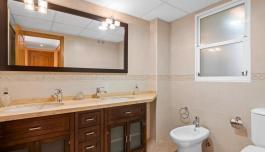 Venta de Piso en Torrevieja, España. Zona de la  Playa de los Locos, 5 dormitorios, 212 m² image 2