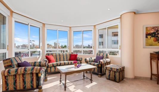 Venta de Piso en Torrevieja, España. Zona de la  Playa de los Locos, 5 dormitorios, 212 m² image 0