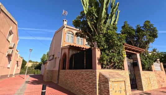 Bungalow for sale in Torrevieja, Spain. Acequión area, 4 bedrooms, 116 m² image 0