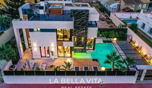 Villa en Torrevieja, España. Zona de la  Torreta florida, 3 dormitorios, 230 m² image 0