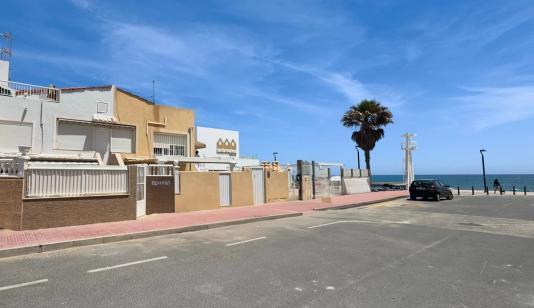 Torrevieja, España. Comprar un Bungalow. Zona de la  La Mata, 3 dormitorios, 90 m² image 0