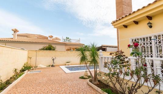 Town house in Orihuela Costa, Spain. Playa Flamenca area, 4 bedrooms, 195 m² image 0