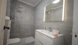 Bienes raíces Torrevieja, Piso en venta. Zona de la  Centro, 2 dormitorios, 74 m² image 2