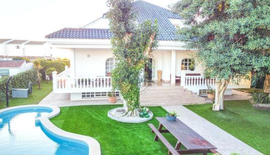 Torrevieja, Spain. Buy an Villa . Centro area, 4 bedrooms, 520 m² image 0