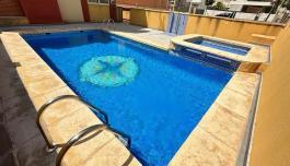 Guardamar del Segura, España. Comprar un Bungalow. Zona de la  Carrer Carcaixent, 3 dormitorios, 168 m² image 1
