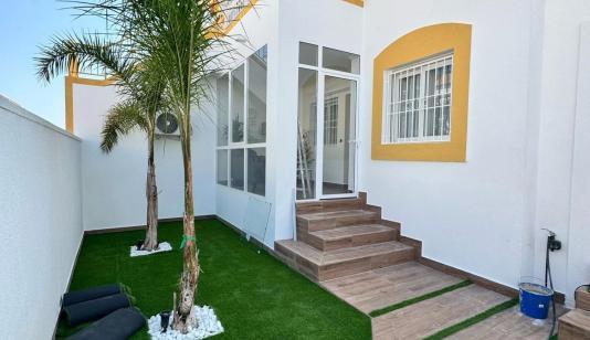 Bungalow in Torrevieja, Spain. Centro area, 3 bedrooms, 70 m² image 0